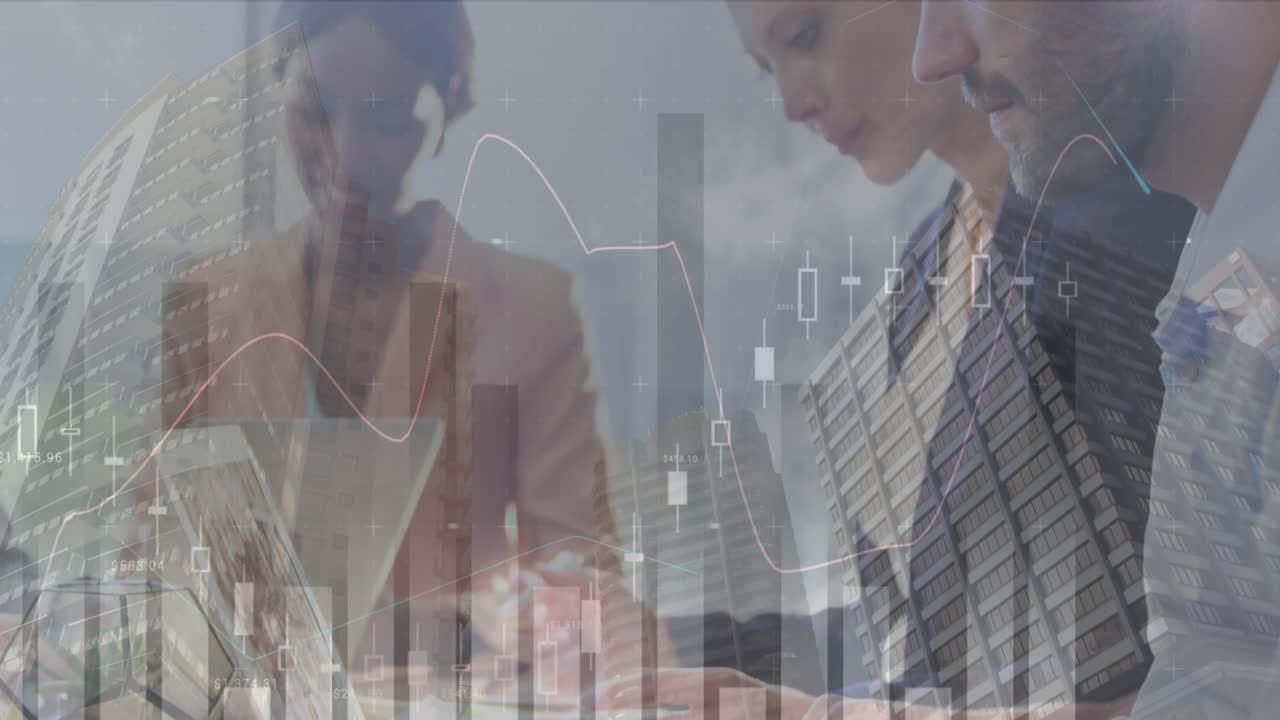 animación de gráficos financieros, datos y paisaje urbano sobre diversos empresarios hablando en la oficina