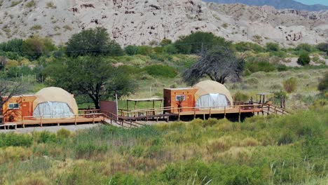 vista de pájaro avanzando sobre una cúpula en el desierto