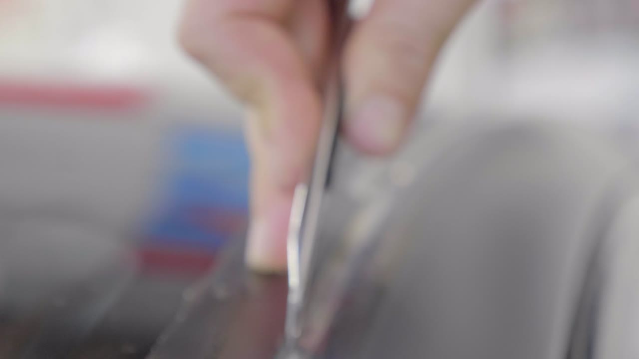 날카로운 칼로 자르고 있는 과도한 자동차 페인트 보호 비닐, 트랙