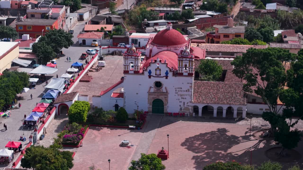 Prospettiva aerea frontale della Chiesa del Preziosissimo Sangue di Cristo a Teotitlán del Valle, Oaxaca