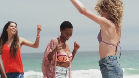 de un grupo de amigas de raza mixta bailando juntas en la playa 4k