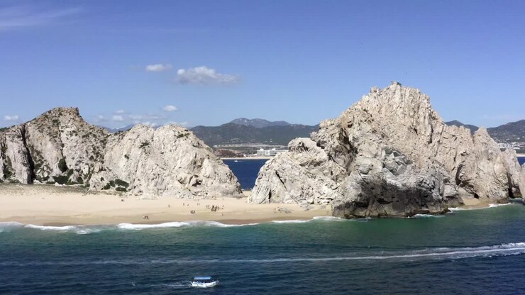 Vista aerea della formazione rocciosa calcarea di Land's End e dell'arco naturale sulla Riviera di Cabo San Lucas, Messico, con la spiaggia degli Innamorati e la spiaggia del Divorzio