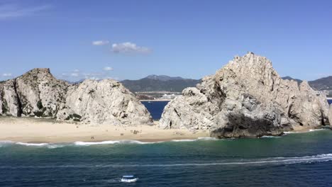 Vista-Aérea-De-Lands-End-Formación-Rocosa-De-Piedra-Caliza-Y-Arco-Natural-En-Cabo-San-Lucas-Riviera,-México-Con-Amantes-Y-Playa-De-Divorcio