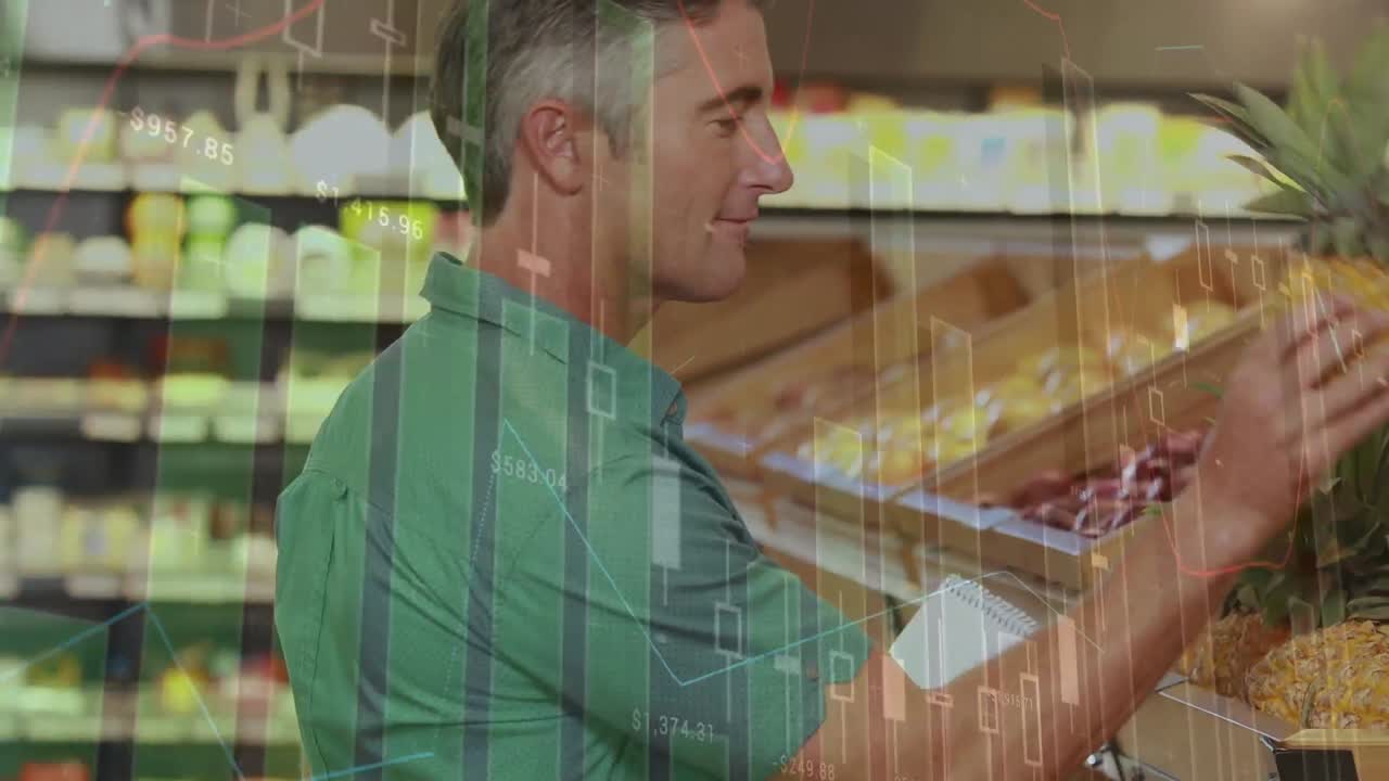 animación de datos financieros sobre un hombre caucásico feliz comprando en el mercado con notas