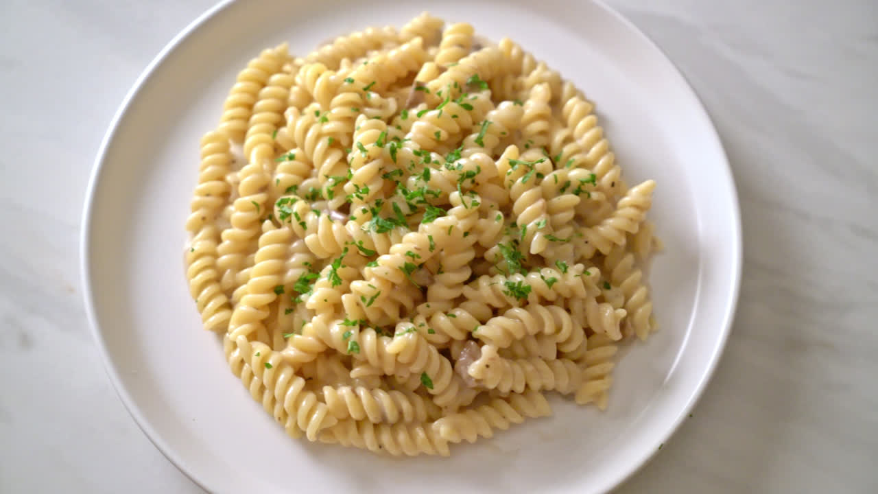 salsa de crema de champiñones para pasta en espiral o espiral con perejil - estilo de comida italiana