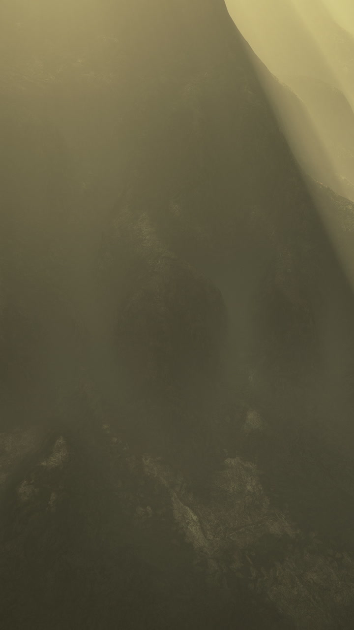 una cima de montaña brumosa