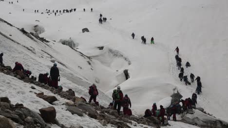 Himalayan-mountaineers-climbing-a-rock-mountain-in-Himalayas,-Uttarakhand,-India