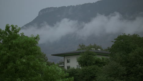 안개가 있는 산의 집