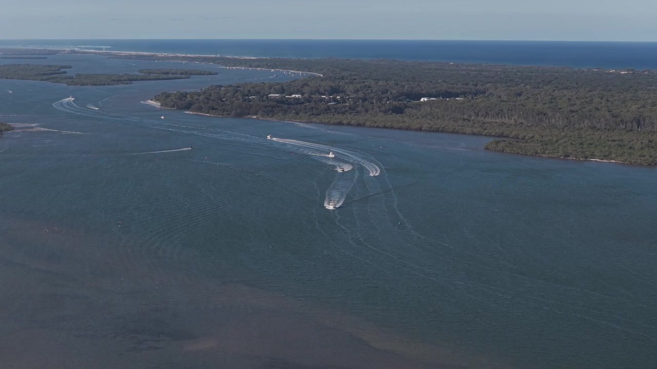Berperahu Melintasi Air Tenang Laut Koral Dekat Pulau South Stradbroke Di Gold Coast, QLD, Australia. - bidikan udara.