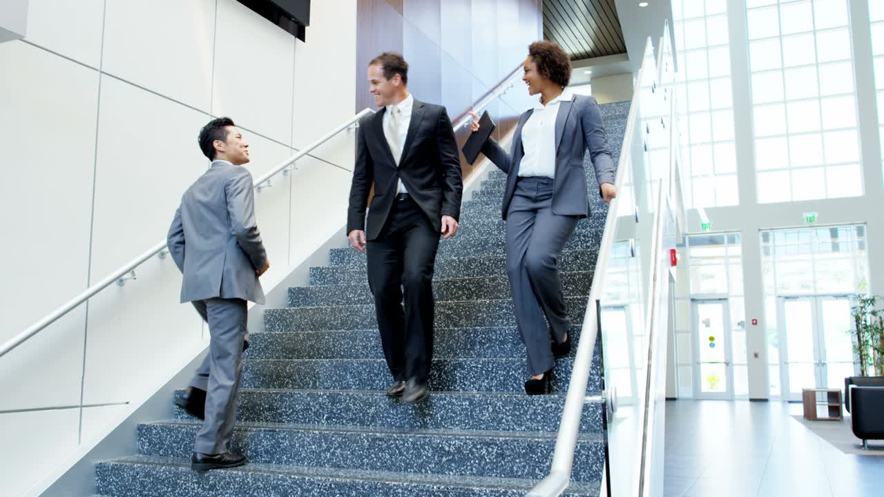 도시 사무실에서 다민족 비즈니스 팀 회의