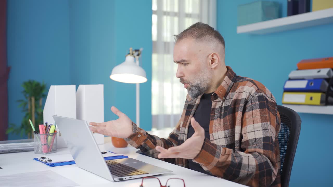 un hombre de negocios independiente enojándose, teniendo problemas de negocios.