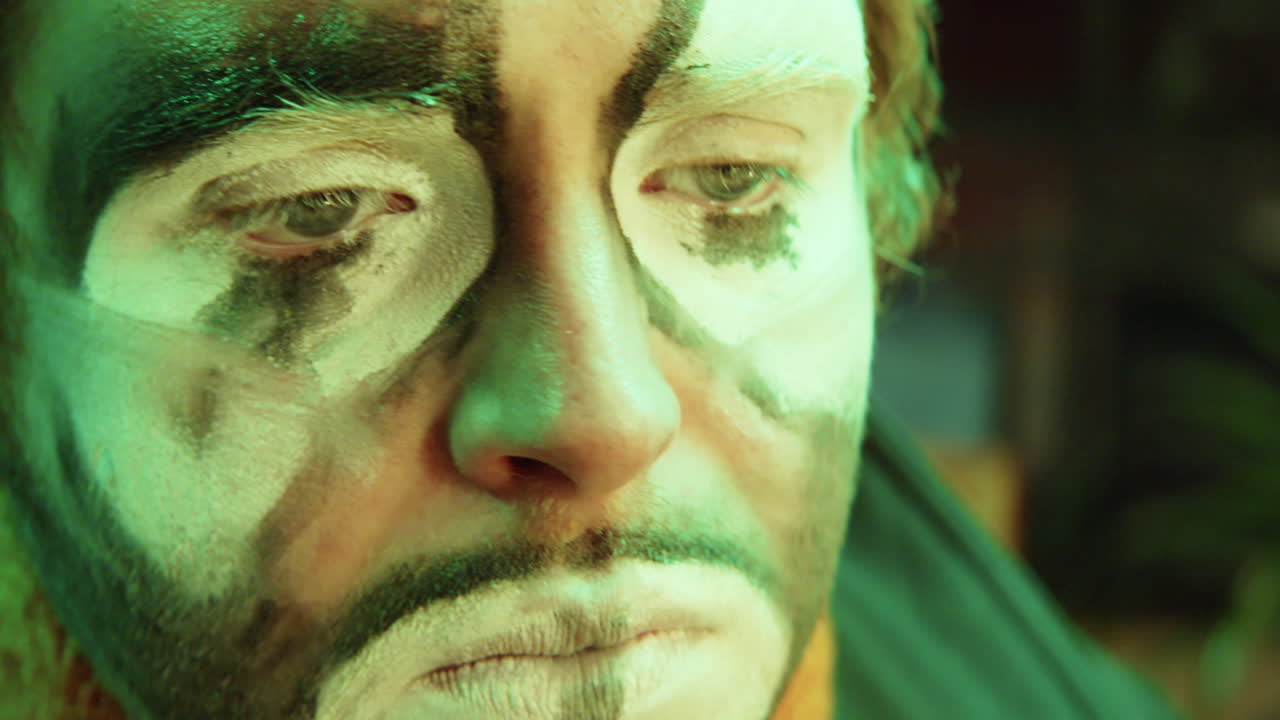 el payaso deprimido quitando la nariz