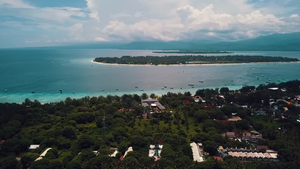 1 millón de $ vuelo aéreo panorama general disparo con drones de 3 islas gili trawangan air y meno en una pintoresca playa tropical de arena blanca isla de ensueño bali lombok
