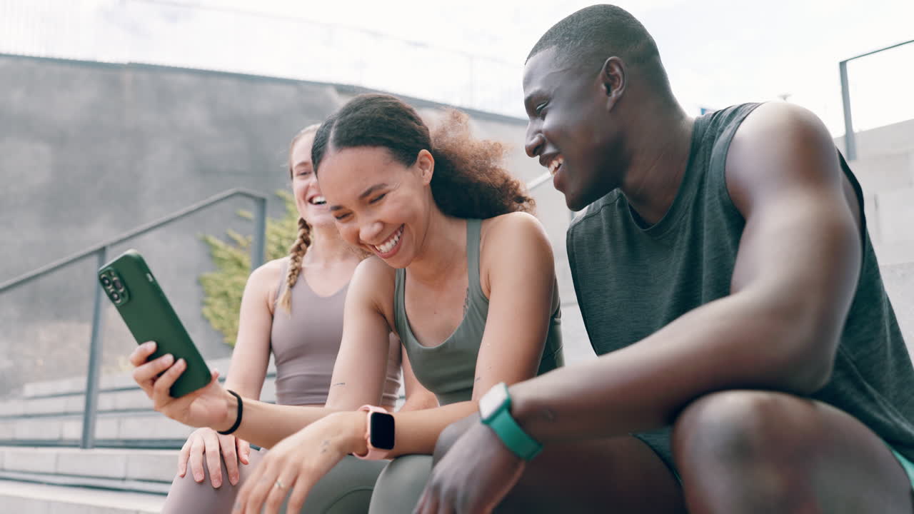 amigos disfrutando de un momento de teléfono inteligente al aire libre