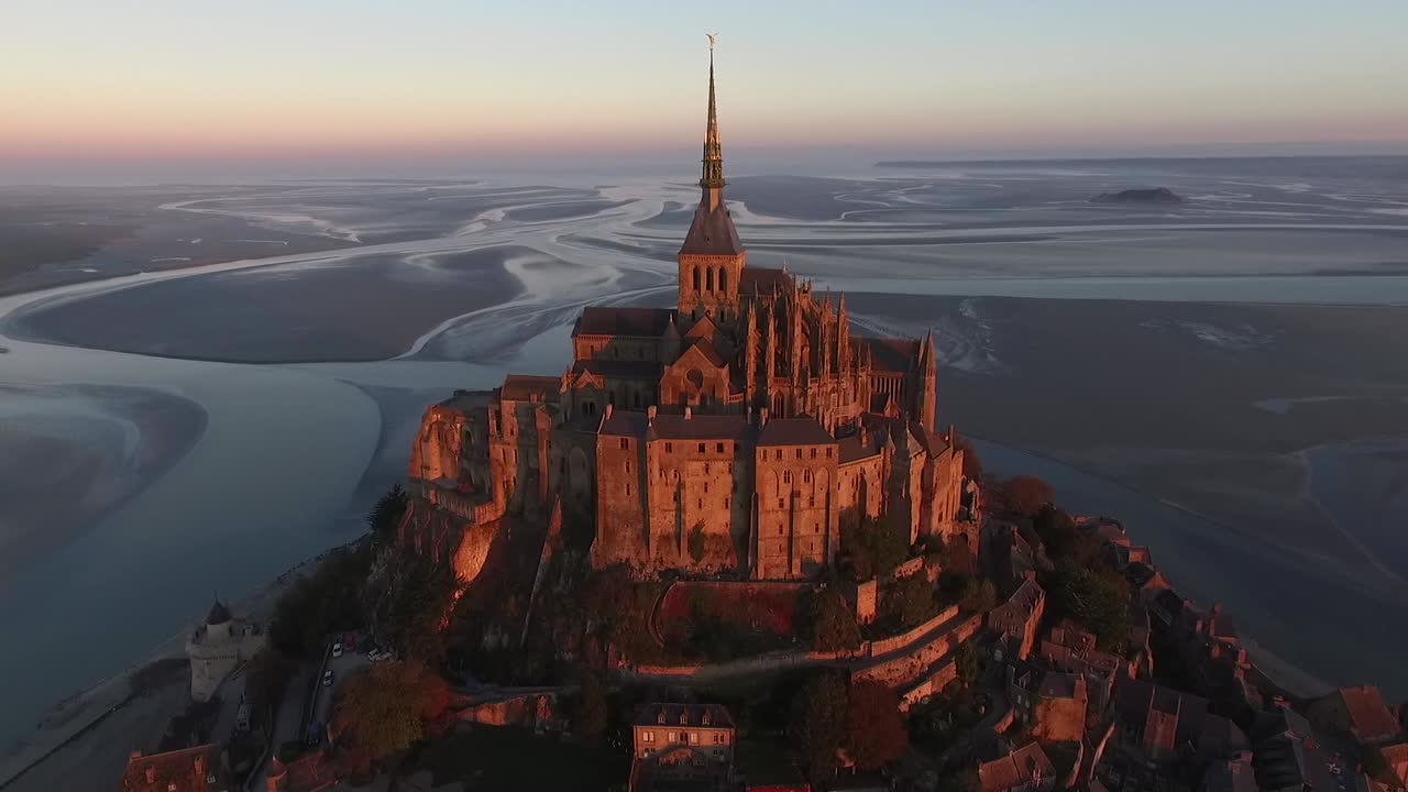 프랑스의 노르망디에서 해가 지면 몬트 세인트 미을 향해 날아가는 드론