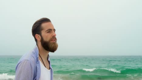 vista frontal de un hombre caucásico caminando por la playa 4k