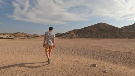 joven caminando en el desierto del sinaí en egipto durante el día