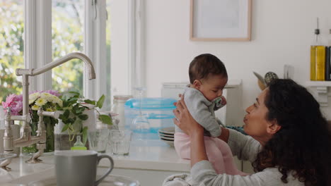 Madre-Feliz-Jugando-Con-El-Bebé-En-Casa-Madre-Amorosa-Cuidando-Al-Niño-Divirtiéndose-Padre-Disfrutando-De-La-Maternidad