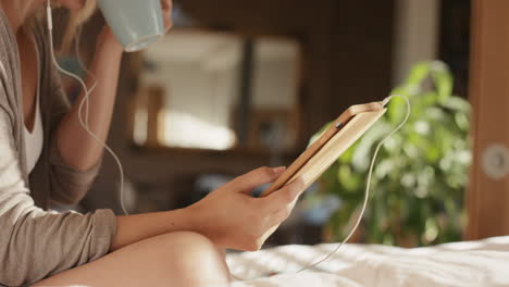 Schöne-Blonde-Frau-Zu-Hause-Mit-Digitaler-Tablet-Technologie