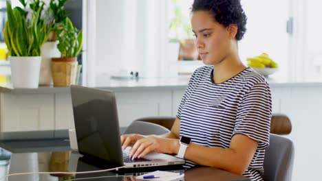 mujer joven usando portátil 4k