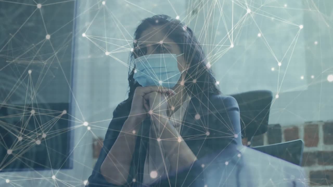 사무실에서 일하는 사업가 여성에 대한 연결 네트워크의 활성화