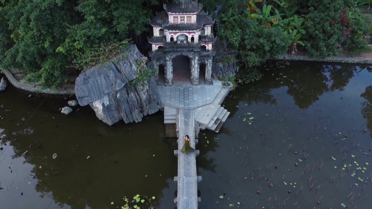Chùa Bích Động, Tam Cốc, Ninh Bình. Nữ du khách băng qua cầu đá.