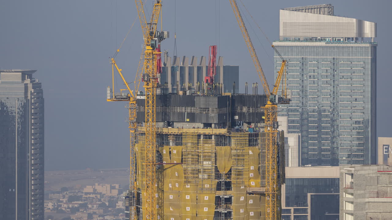 Lapso de tiempo de la construcción de rascacielos con grúas en una ciudad moderna