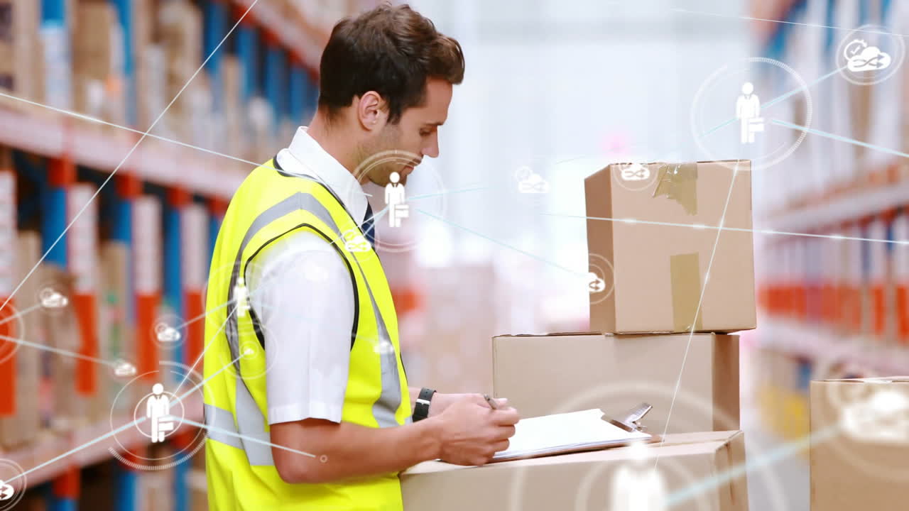 animación de la red de conexiones con iconos sobre el hombre caucásico que trabaja en el almacén