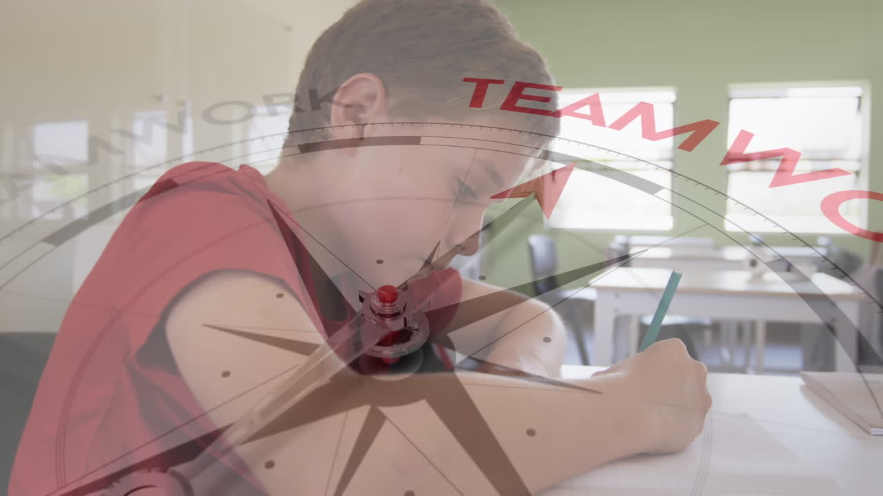 백인 소년은 교실의 책상에 앉아 노트북에 글을 쓰고 있다.