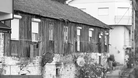 Vista-Monocromática-De-Un-Edificio-Antiguo-En-Pinhao,-Portugal---Región-Vinícola-En-El-Valle-Del-Duero