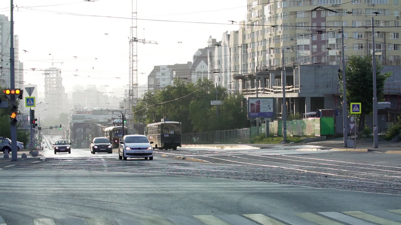 городское пересечение улиц с трамваем и строительством