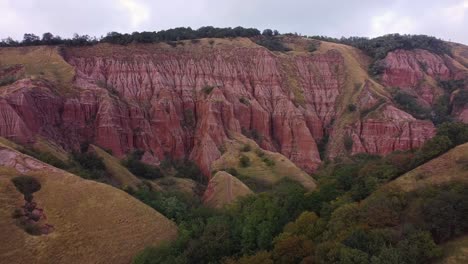 Vista-Aérea-Panorámica-Del-Pintoresco-Cañón-Con-Rocas-De-Arenisca-Roja-En-Un-Día-Nublado-Claro