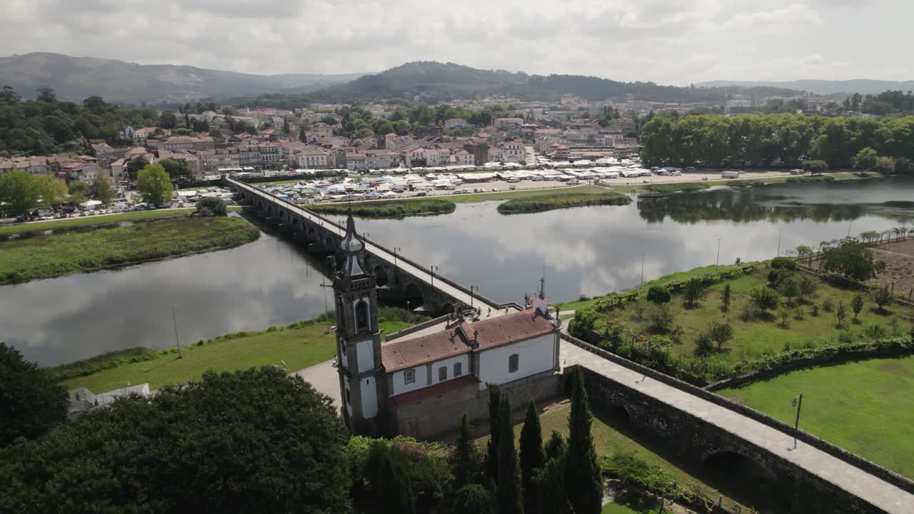 Chiesa di Santo Antonio da Torre Velha sulla riva del fiume Lima.