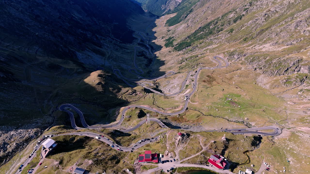 Vista aerea della strada Transfăgărășan, che si snoda attraverso un paesaggio montano pittoresco