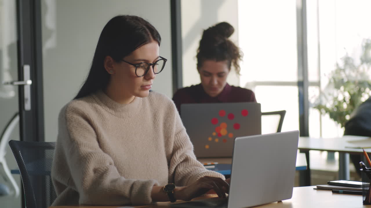 hermosa mujer de negocios escribiendo en una computadora portátil en la oficina
