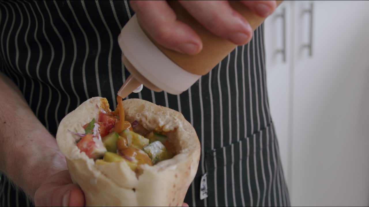 chef épicé falafel sabich pita repas tourné à 100fps 2