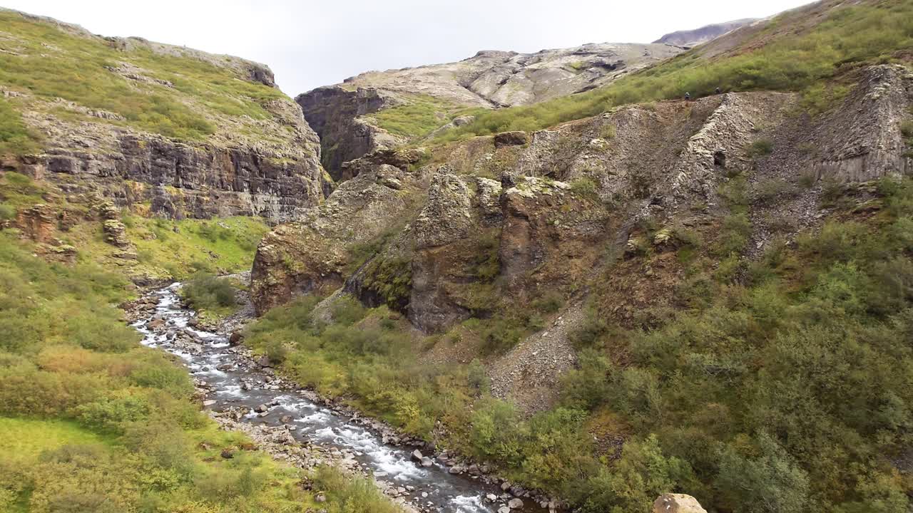 Pemandangan sudut lebar Air Terjun Glymur di Sungai Botsná dari Danau Hvalvatn dekat fyord Hvalfjörður - Islandia