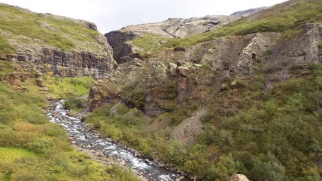 vista panorámica de la cascada de glymur en el río botsná desde el lago hvalvatn cerca del fiordo de hvalfjörður - islandia