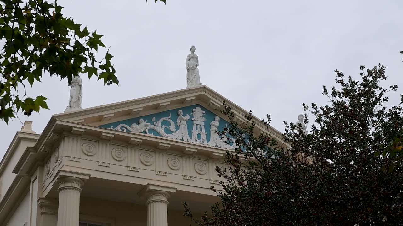Hanover Terrace in Regent’s Park showcases elegant neoclassical design, representing London’s historic architecture and refined residential heritage