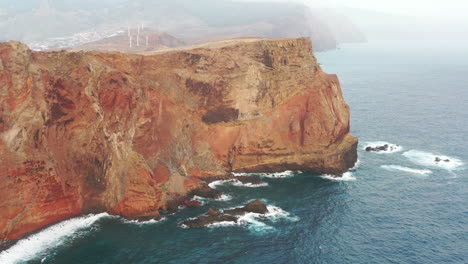 Vista-Aérea-De-La-Costa-Brumosa-De-La-Isla-De-Madeira,-Acantilados-Empinados-De-Ponta-De-Sao-Lourenco-Sobre-El-Océano-Atlántico,-Disparo-De-Drones