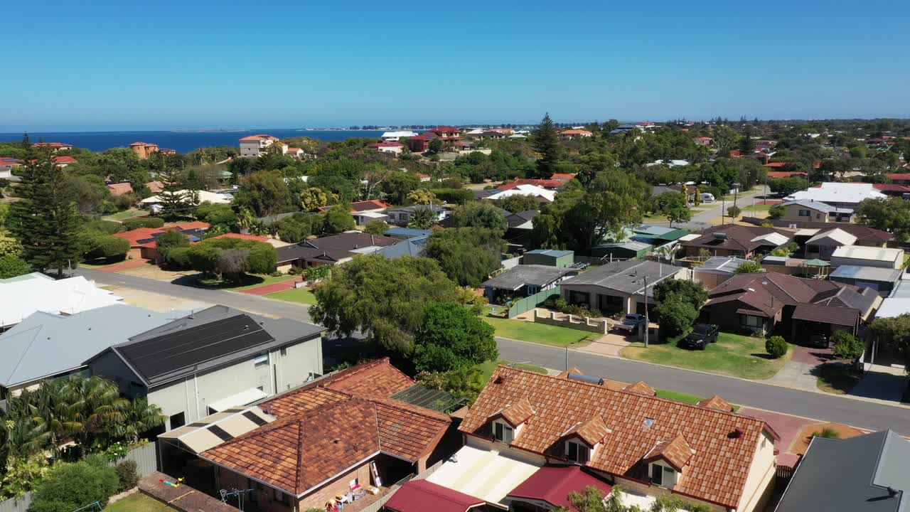 vista aérea de un suburbio costero soleado en rockingham en australia occidental