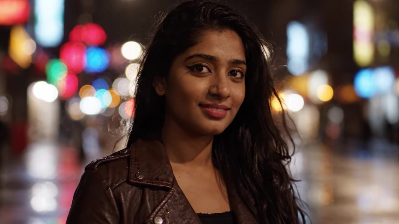 Um Retrato de Confiança: Capturando a Graça e a Elegância de uma Jovem Mulher Contra um Cenário Urbano Vibrante, Cheio de Cores e Vibração Noturna
