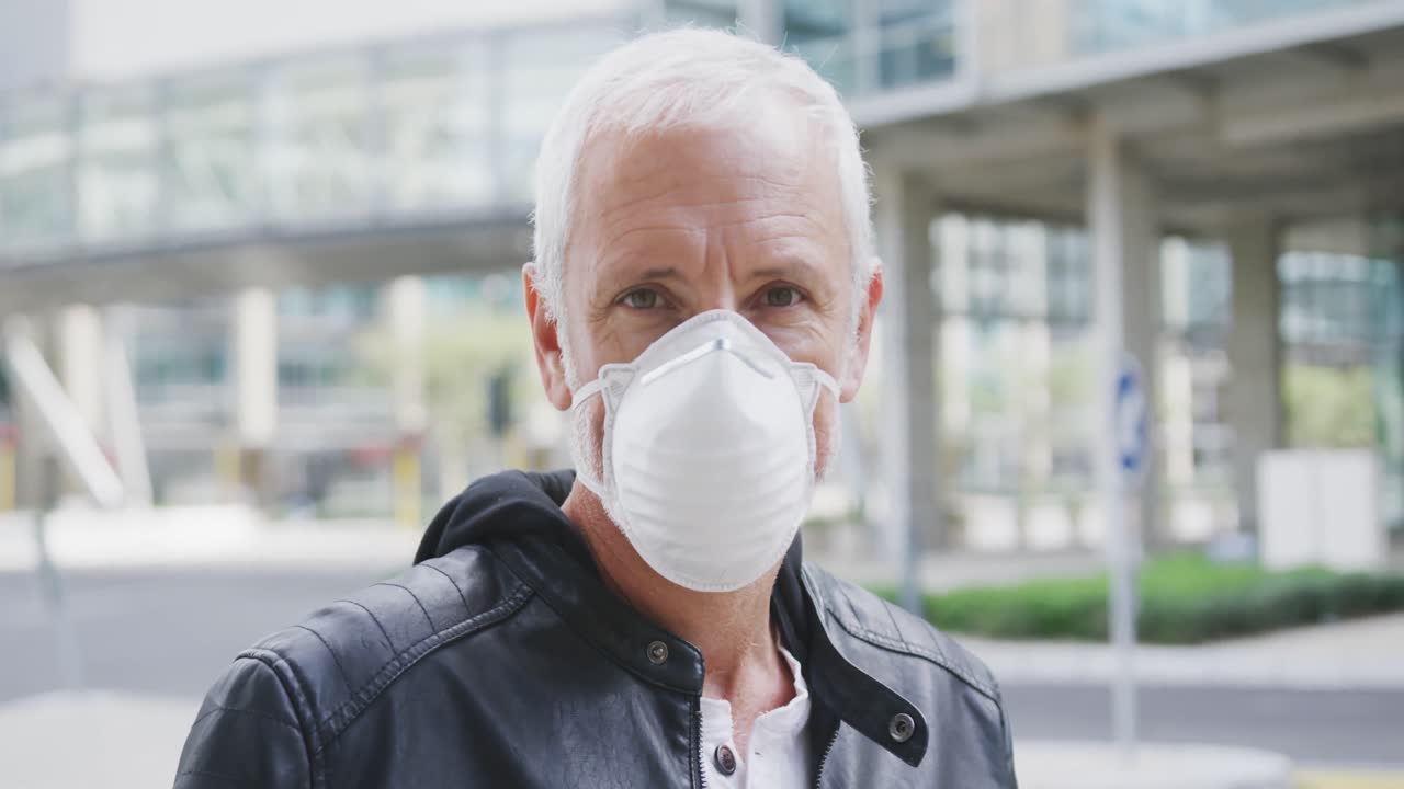 hombre caucásico por la calle con una máscara facial contra el coronavirus