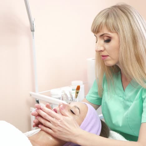 máscara facial en el salón de spa