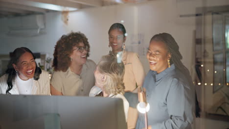 Team,-Gewinner-Oder-Glückliche-Frau-Im-Callcenter