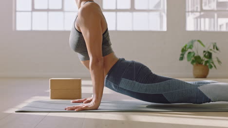 Mujer-De-Yoga-Saludable-Practicando-Pose-De-Cobra-Disfrutando-De-Un-Estilo-De-Vida-Fitness-Haciendo-Ejercicio-En-El-Estudio-Estirando-Un-Hermoso-Entrenamiento-Corporal-En-Una-Colchoneta-De-Ejercicios-Al-Amanecer.