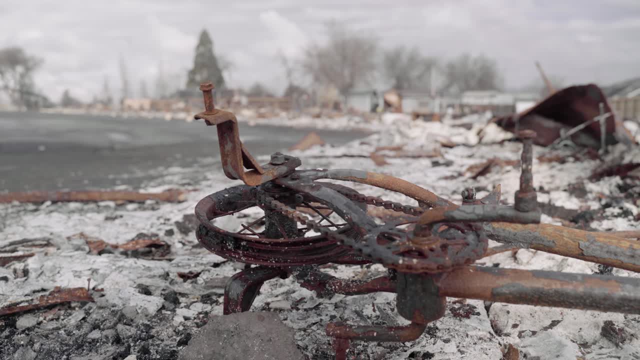 불탄 아파트 단지 한가운데 버려진 아이의 세발자전거 - 산불의 여파 - 4k