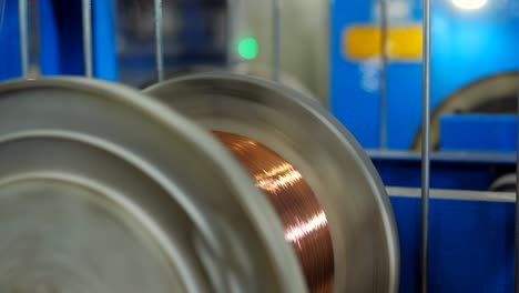 proceso de fabricación de alambre de bobinado de cobre, de cerca. planta de producción de cables eléctricos.