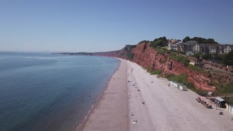 Una-Vista-Aérea-De-Las-Hermosas-Playas-De-Guijarros-De-Budleigh-Salterton,-Un-Pequeño-Pueblo-En-La-Costa-Jurásica-En-El-Este-De-Devon,-Inglaterra-Cerca-De-Exeter