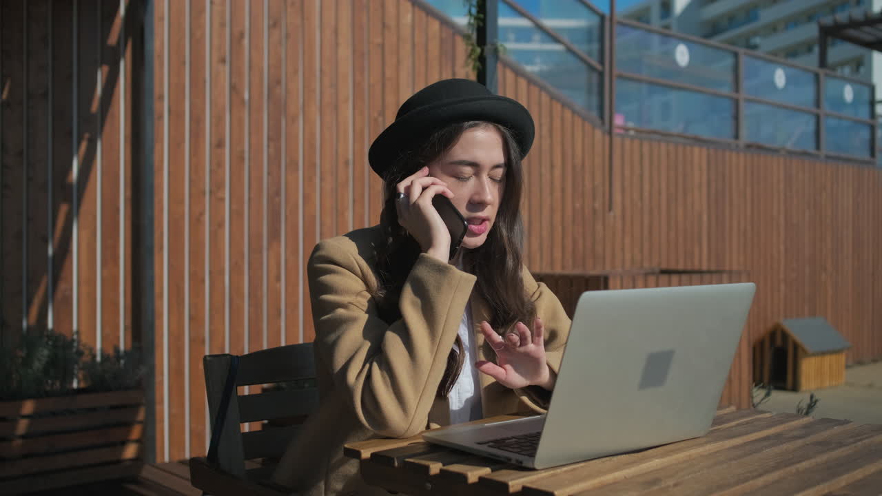 야외 카페 에서 노트북 을 사용 하는 여자